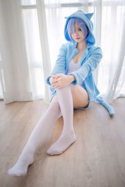 Hermana Ono con "Rem Blue Elf"